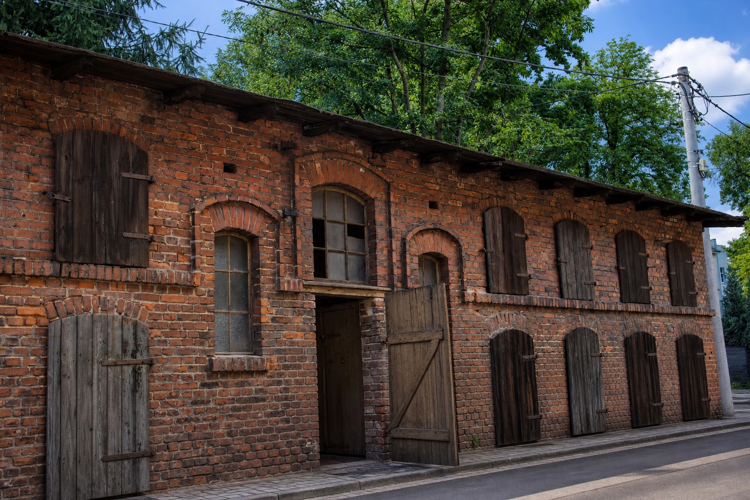 Ceglany budynek gospodarczy z drewnianymi okiennicami