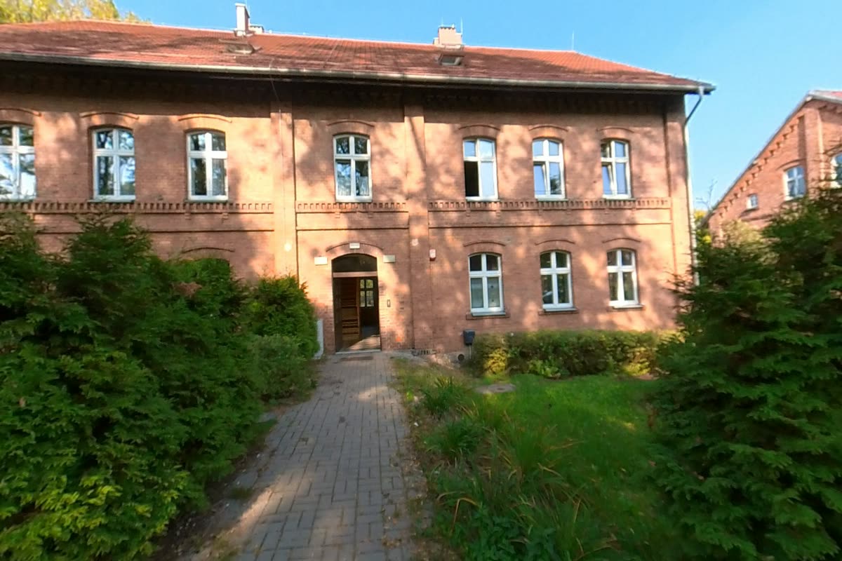 Piętrowy familok z czerwonej cegły