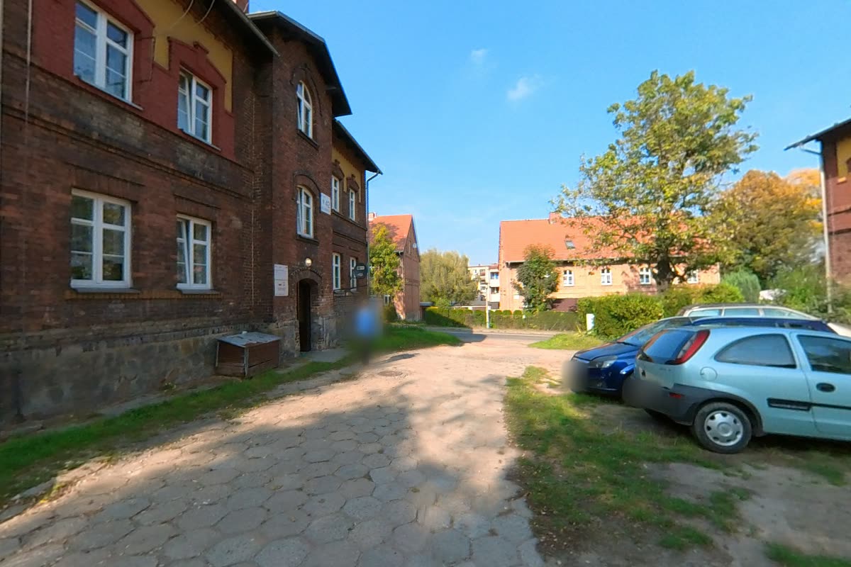 Plac między ceglanymi familokami